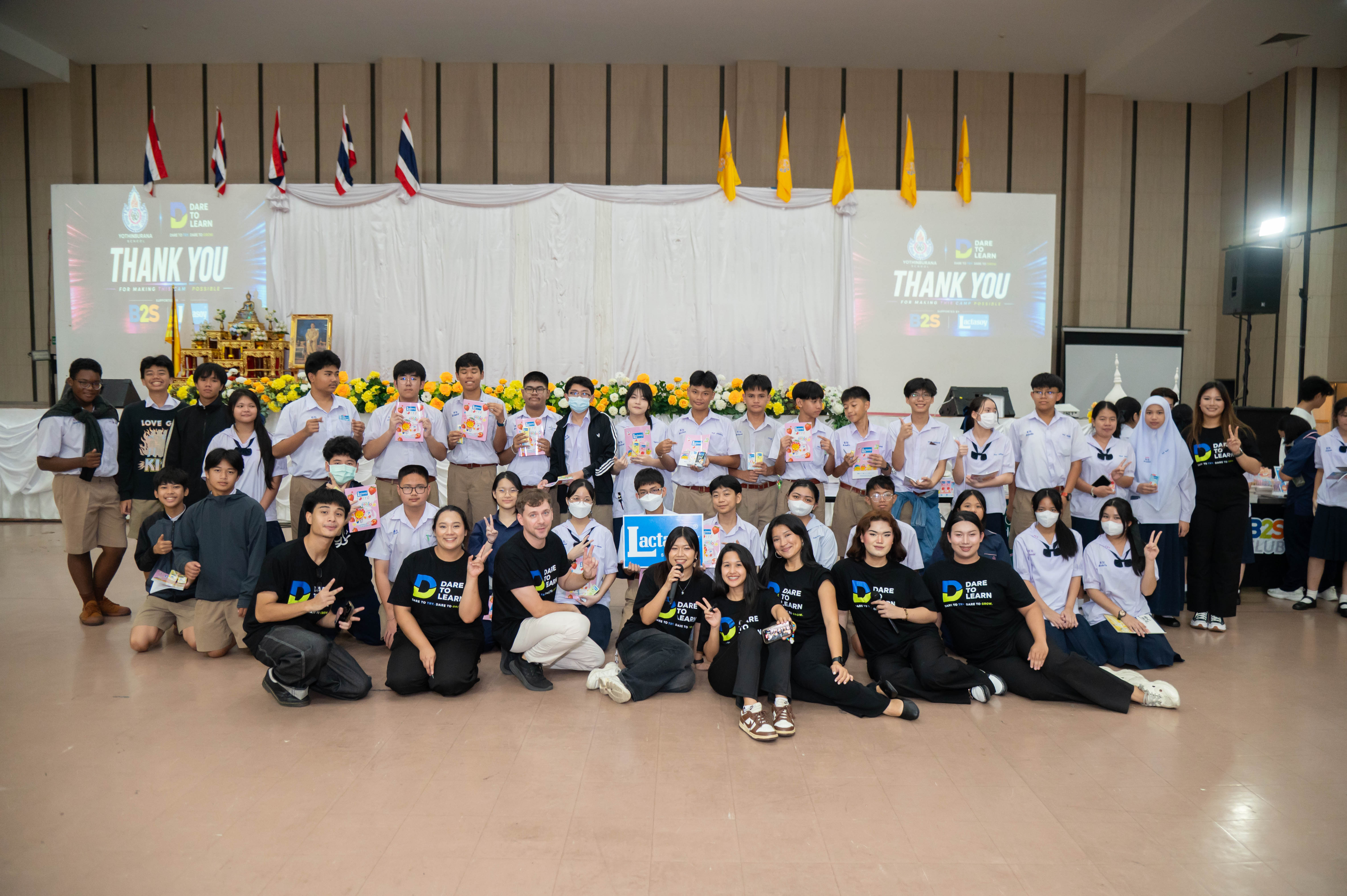 นักเรียน โรงเรียน และทีม Dare to Learn ถ่ายภาพร่วมกัน