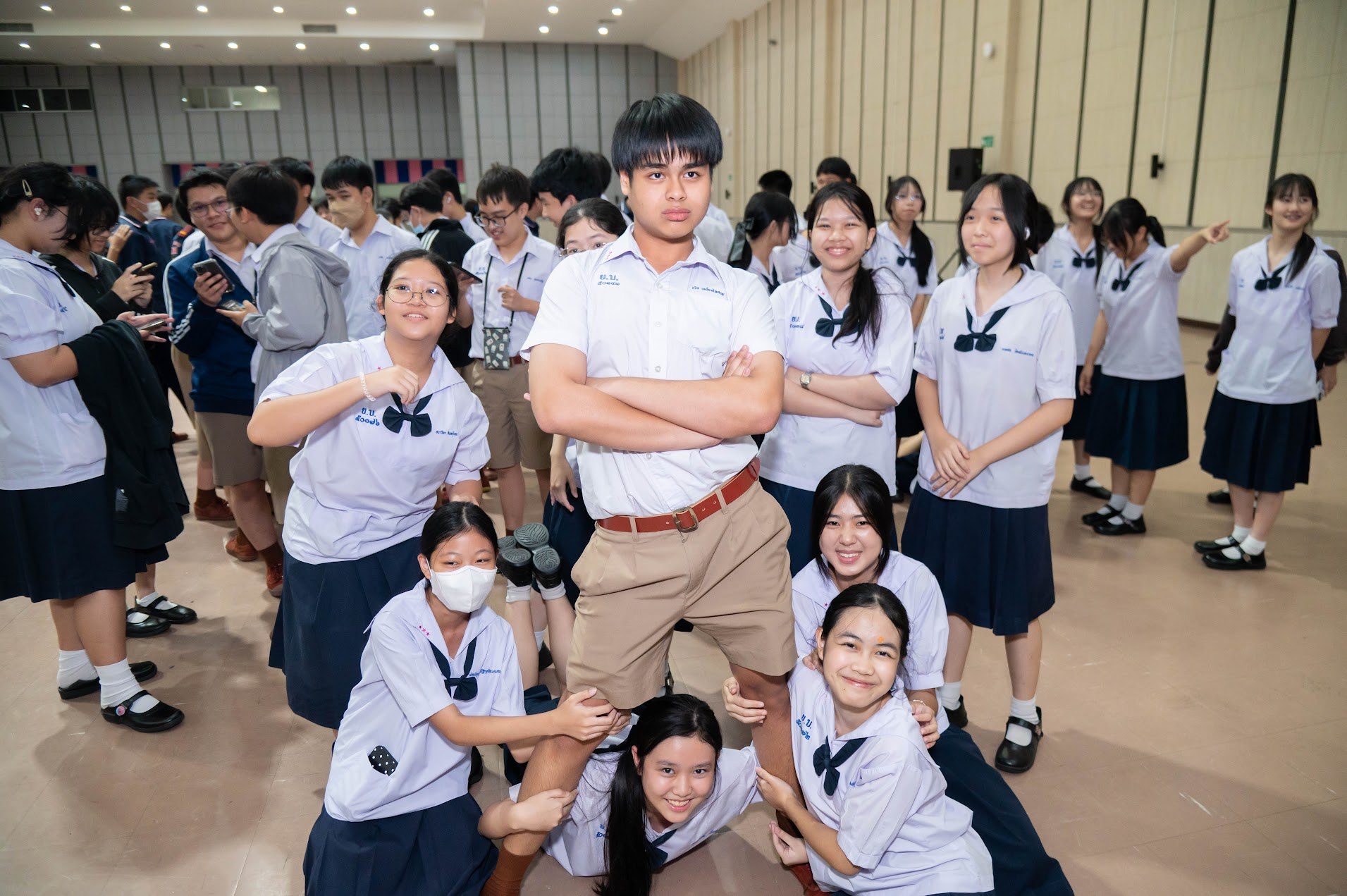 นักเรียนถ่ายภาพร่วมกันหลังจบกิจกรรม