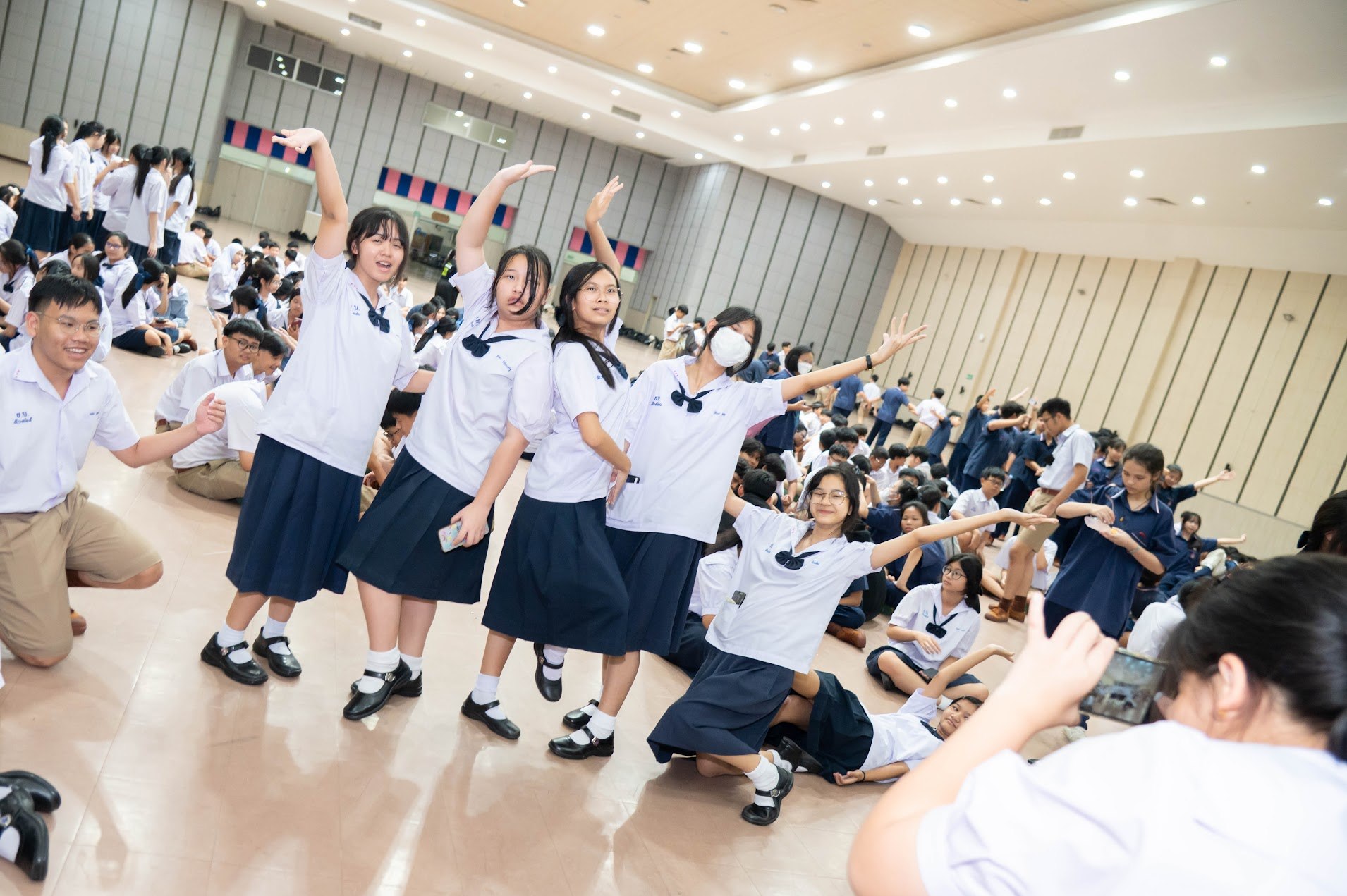 นักเรียนถ่ายภาพร่วมกันอย่างสนุกสนานภายในกิจกรรม